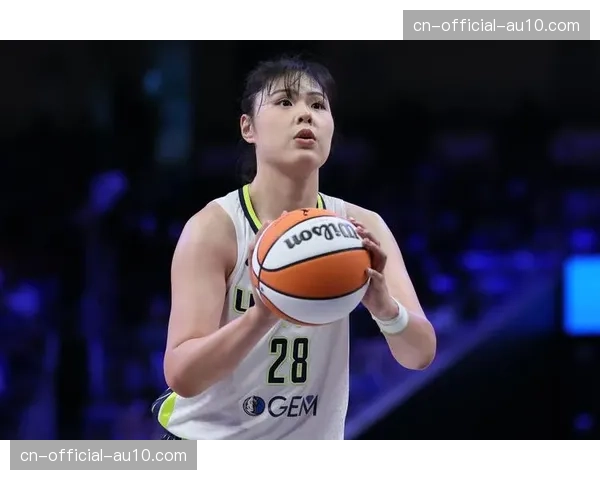 李月汝佩戴左膝金属护具出战，伤病恢复期竞技状态受关注