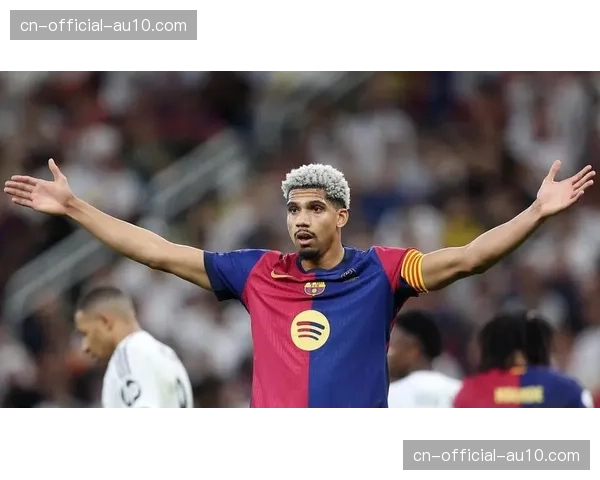 巴萨后卫阿劳霍因伤缺席训练，恐影响球队下轮定位球防守