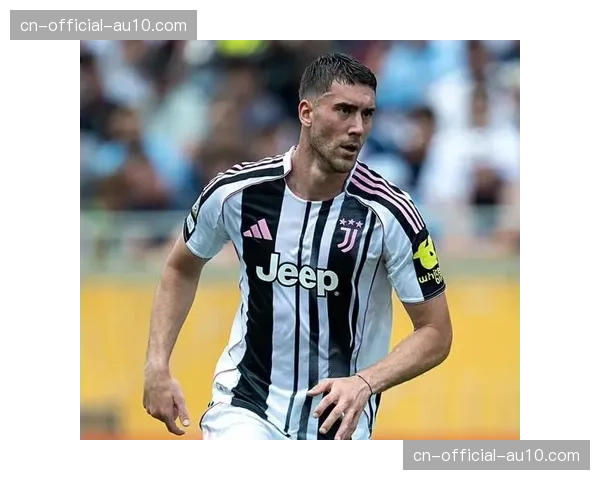 特写:进球后,弗拉霍维奇手指后腰,致谢其抢断发起的转换 特写:进球后,弗拉霍维奇手指后腰,致谢其抢断发起的转换